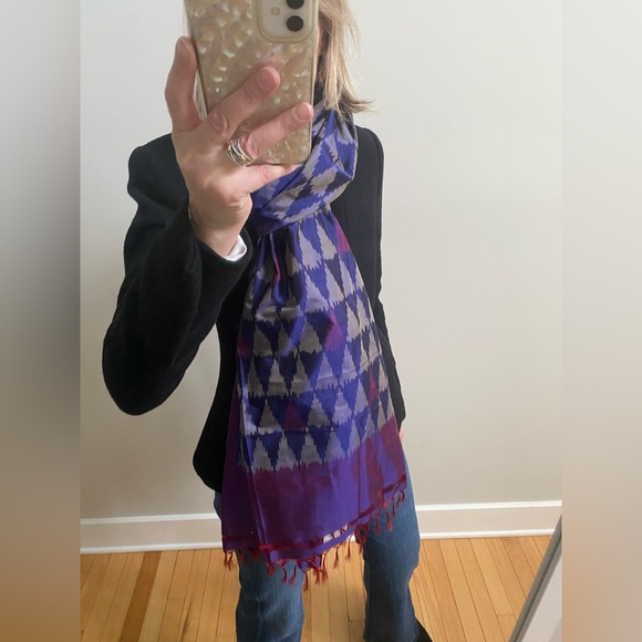 Large Silk Batik Scarf in excellent condition - Picture 6 of 14